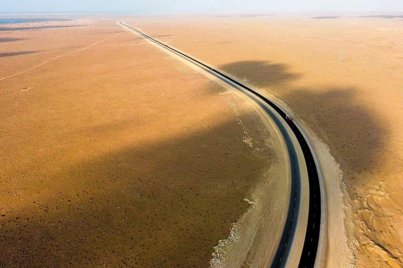 الطريق السريع يشق رمال الصحراء المغربية