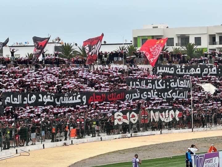 جمهور الوداد يغادر ملعب البشير بعد ان صب غضبه على البرناكي و اللاعبين