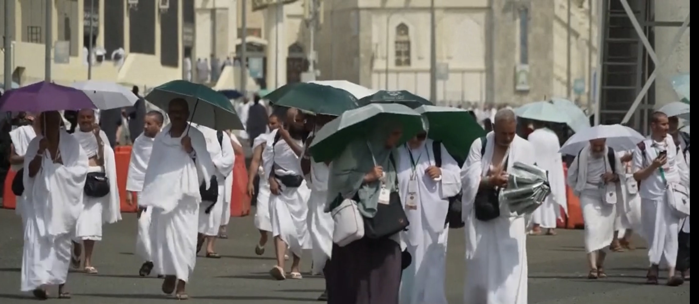 حجاج بيت الله بيوم التروية بمشعر منى قرب مكة المكرمة