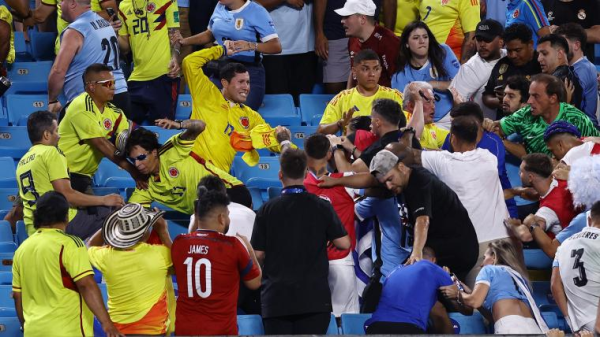 لاعبوا الأوروغواي يشتبكون مع الجماهير الكولومبية