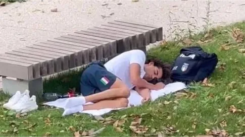 متوج بالذهب ينام على الرصيف بالاولمبياد الفرنسية 2024