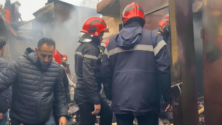 حريق مهول يأتي على 24 محلا تجاريا بمنطقة السباتة بالدار البيضاء