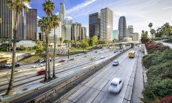 المملكة المتحدة تختبر طرقًا يمكنها شحن السيارات الكهربائية أثناء سيرها