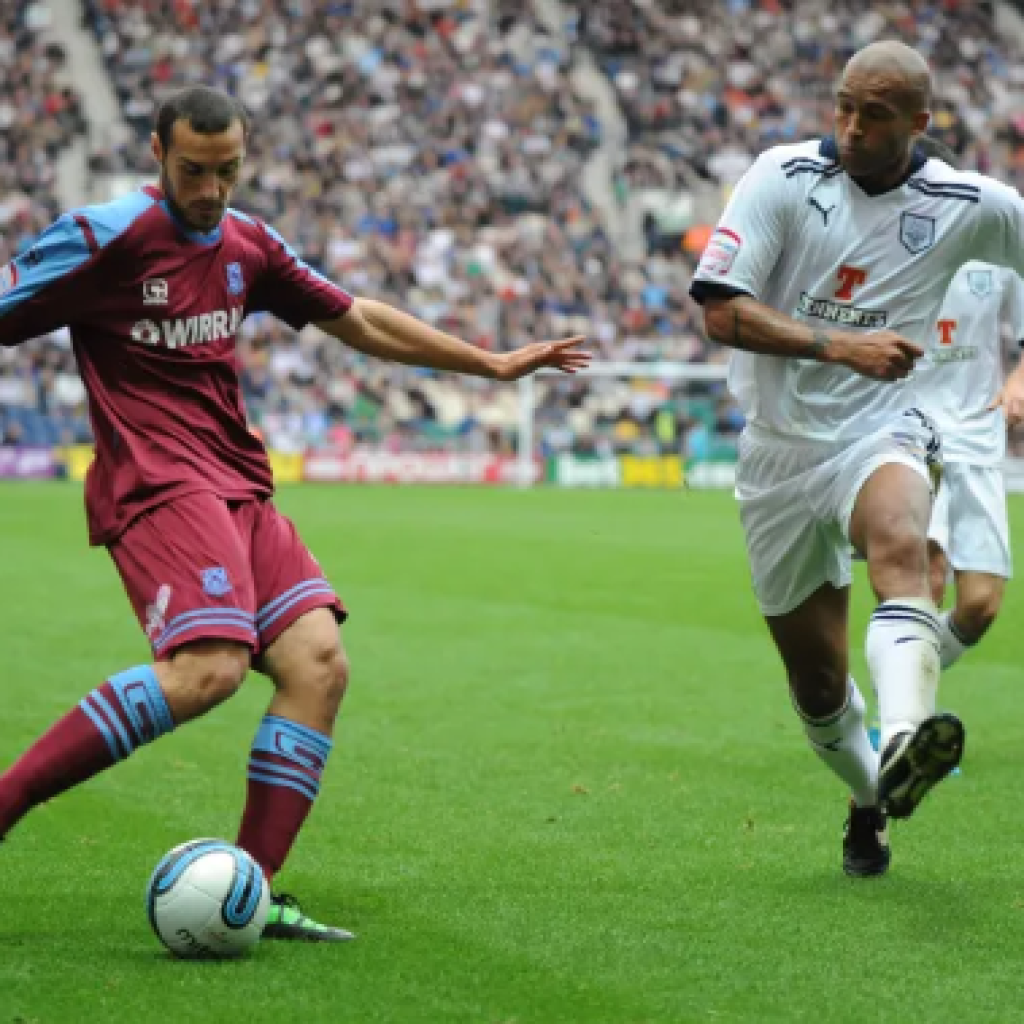 اللاعب الإنجليزي الأسبق كلارك كارسل يروي عن جوانب صادمة في حياته،