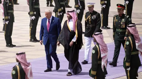 لماذا استقبلت السعودية ترامب على السجاد البنفسجي؟
