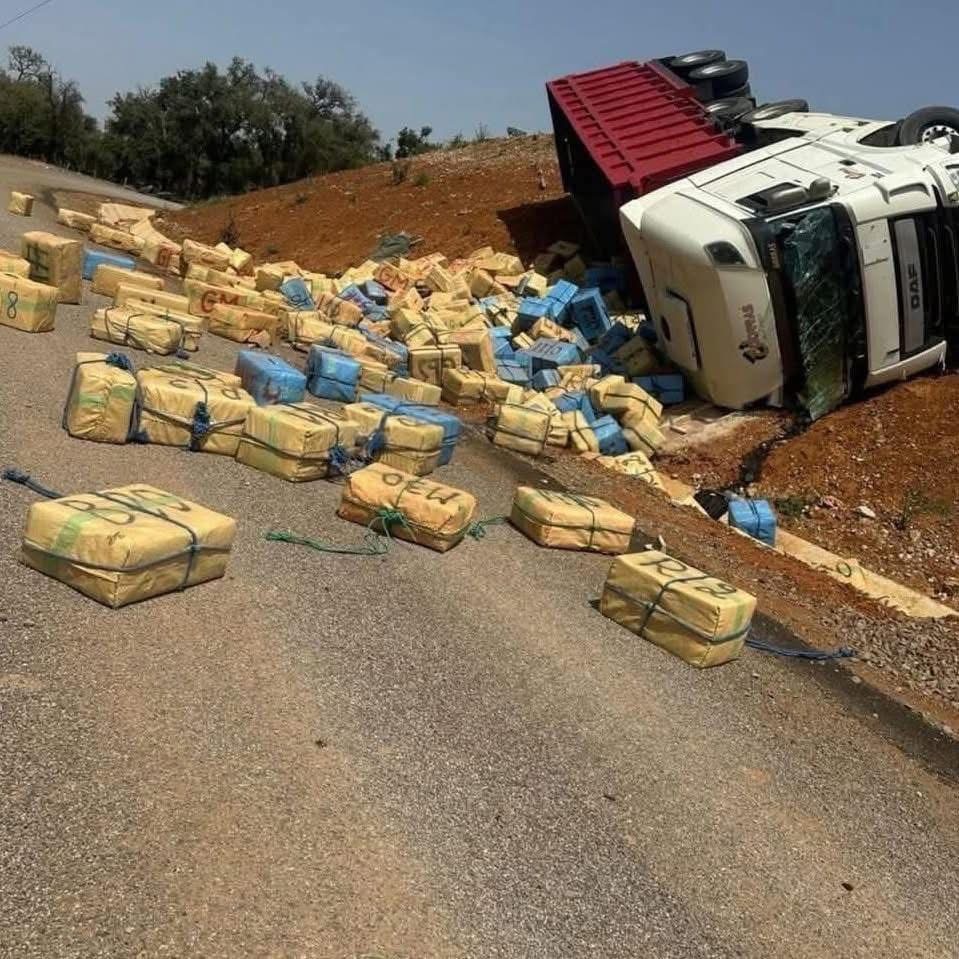 🚨 انقلاب شاحنة محملة بالحشيش  بين العرجات و سيدي علال البحراوي