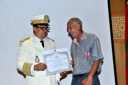 عامل إقليم الرحامنة السيد عزيز بوينيان يوشح المنعم عليهم بالأوسمة  الملكية بمناسبة عيد العرش المجيد