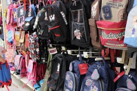 حجر حقائب مدرسية بميناء البيضاء